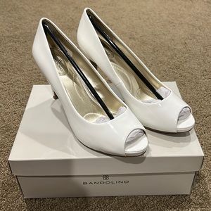 Bandolino Women’s Shoe Size 8.5 White BDrainaa Patent Leather Peep Toe pumps NW